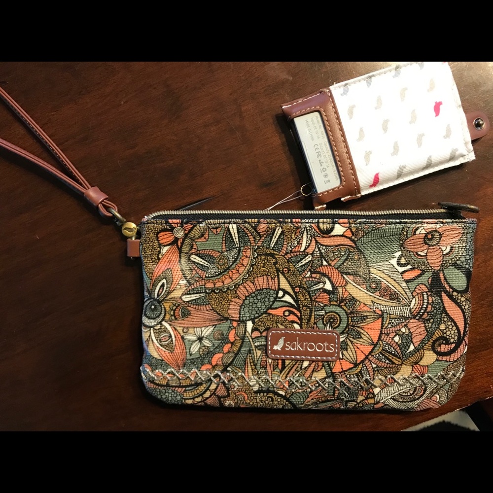 Sakroots wristlet w rechargable battery pack